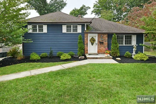 Property Photo:  10 Hillside Terrace  NJ 07645 