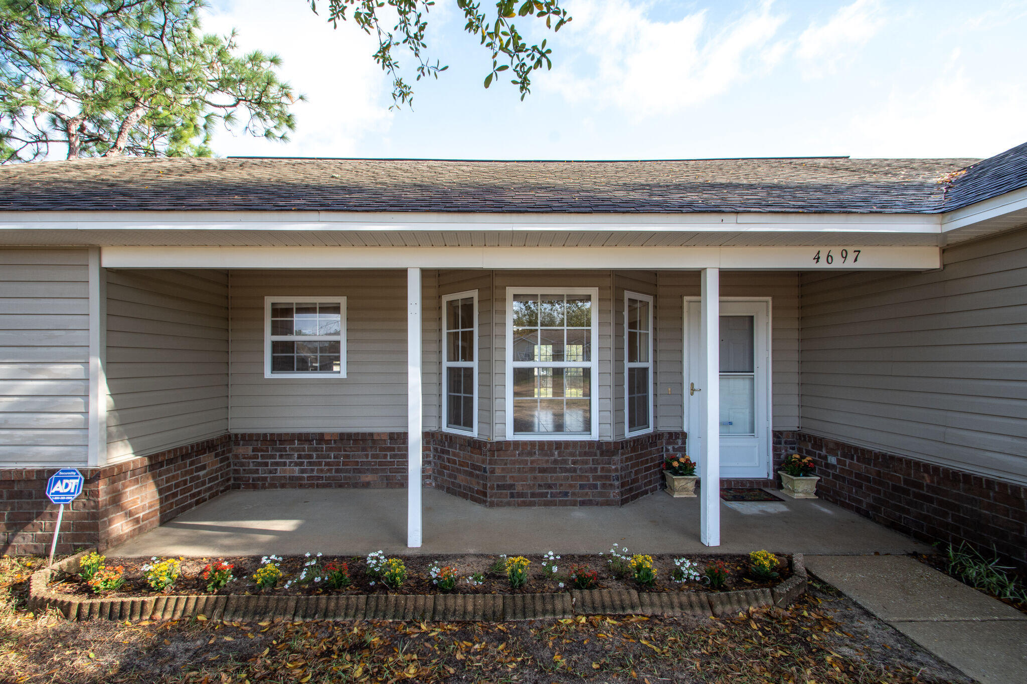 Property Photo: 4697 Bobolink Way FL 32539