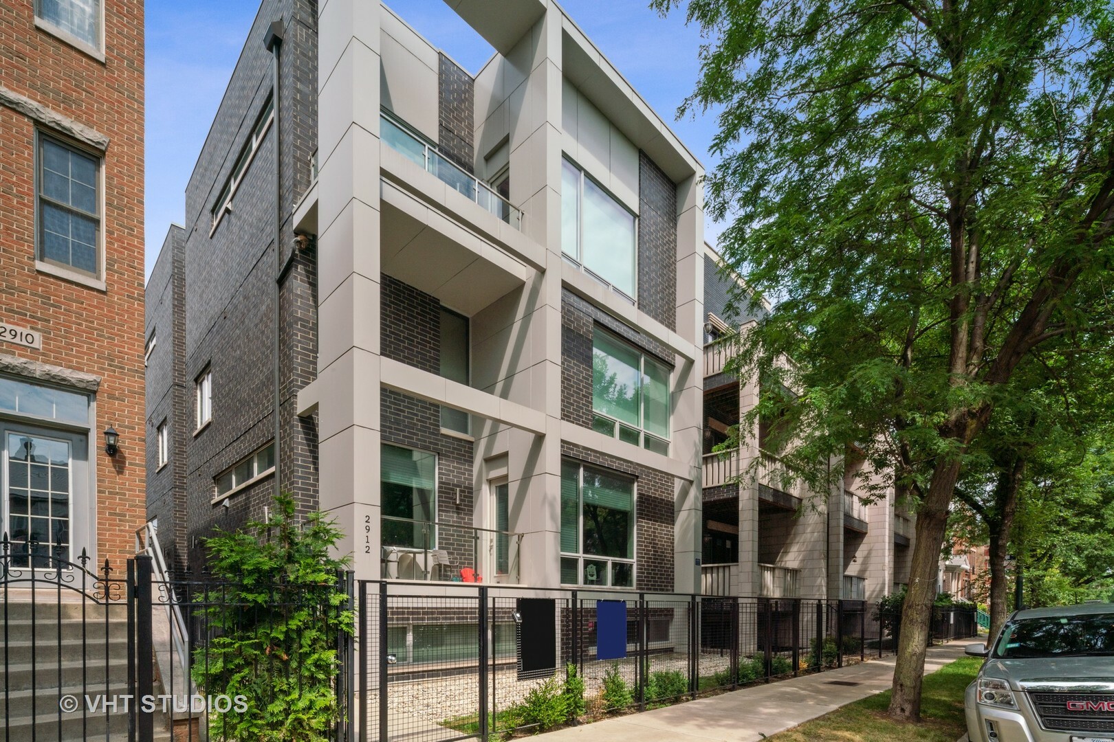 Property Photo:  2912 N Damen Avenue 1W  IL 60618 