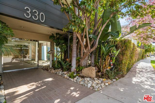 Property Photo:  330  S Barrington Ave 302  CA 90049 