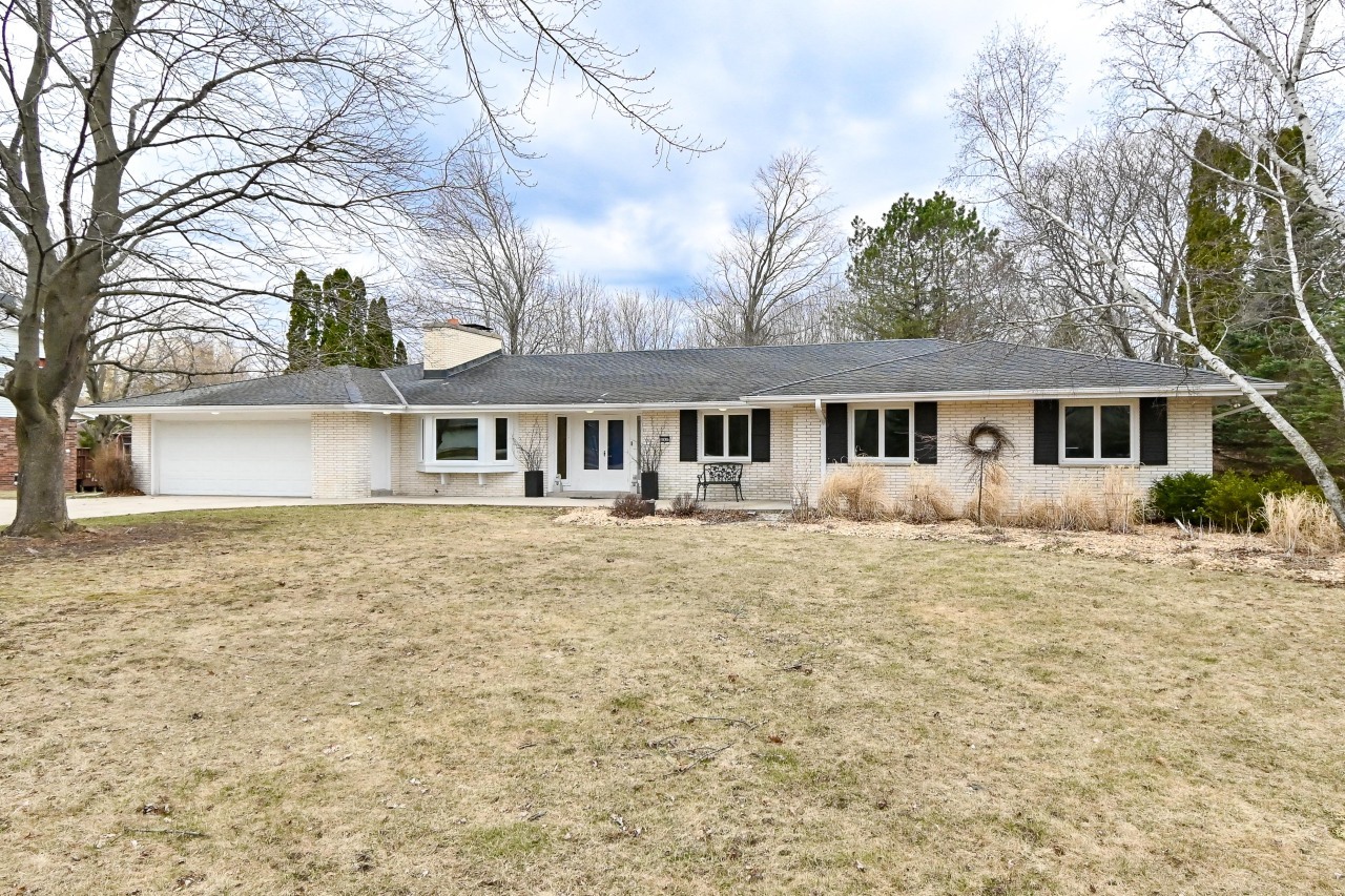 Property Photo:  11437 N Oriole Ln  WI 53092 