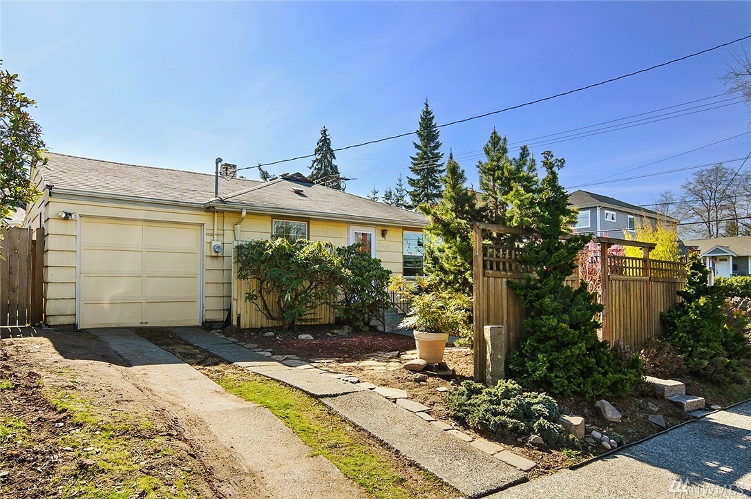 Property Photo:  4007 NE 75th St  WA 98115 