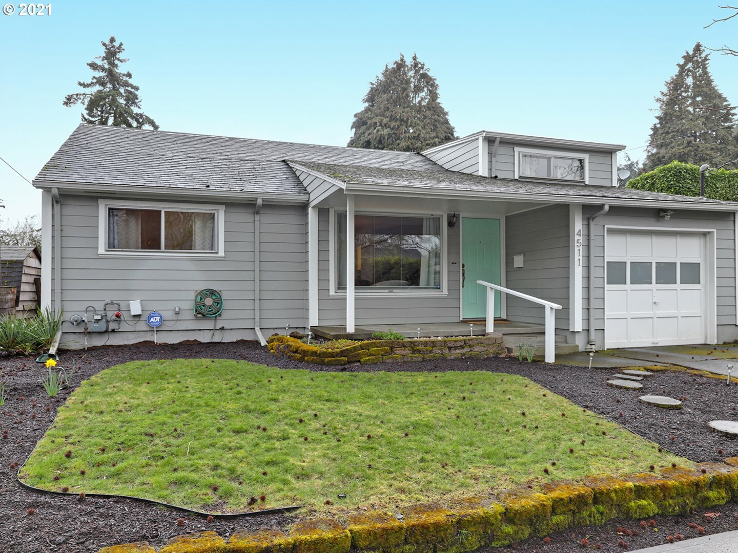 Property Photo:  4511 SE 34th Ave  OR 97202 