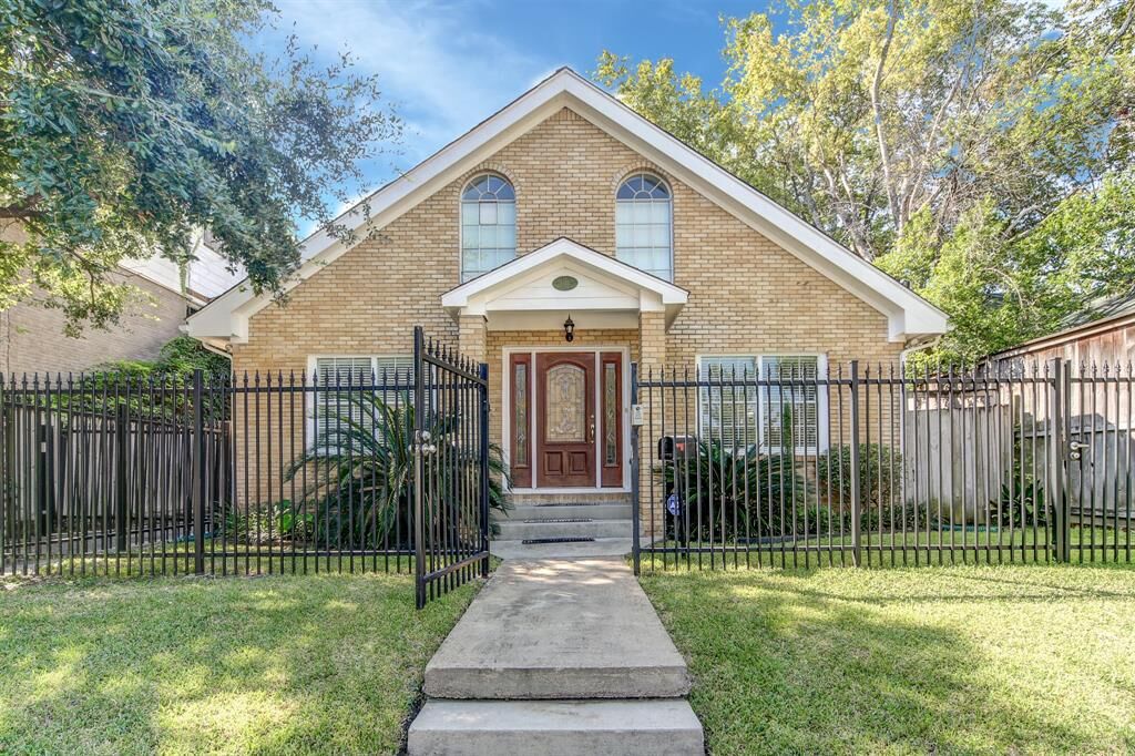 Property Photo: 611 W Clay Street TX 77019