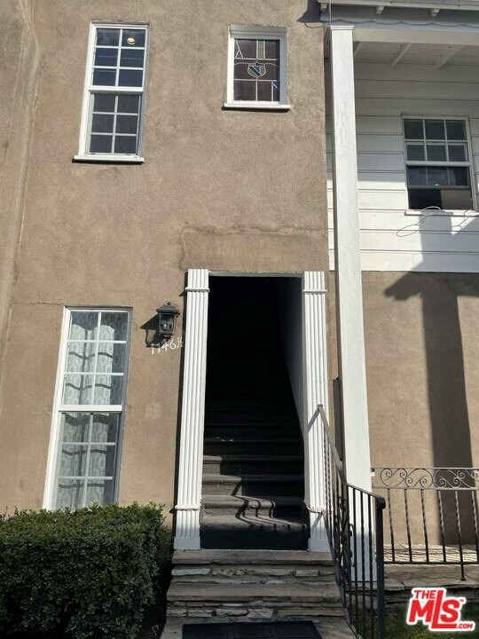 Property Photo:  1146 1/2 S Cochran Avenue  CA 90019 