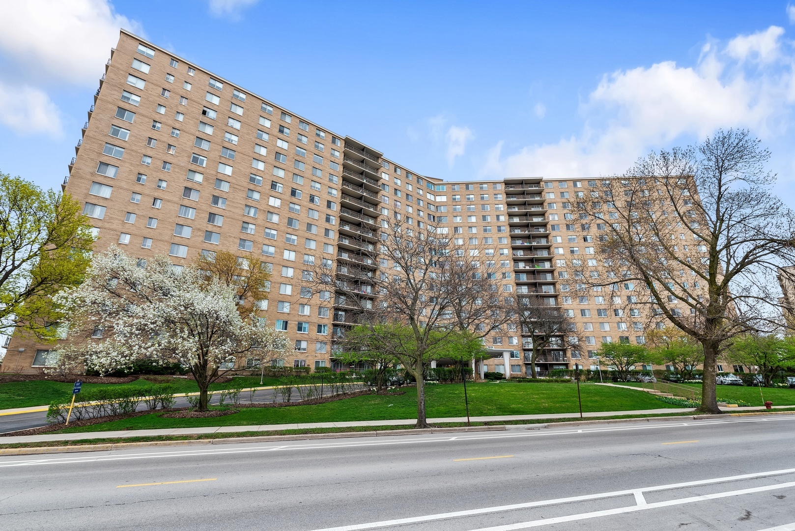 Property Photo:  7033 N Kedzie Avenue 1411  IL 60645 