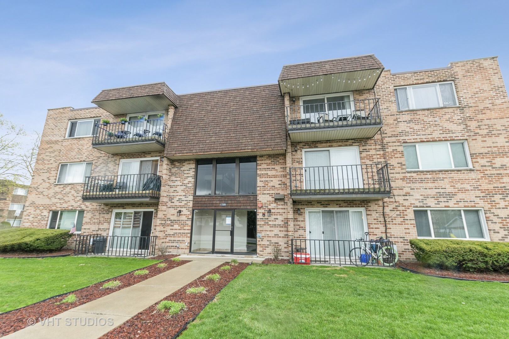 Property Photo:  17504 Sandalwood Drive 1B  IL 60477 