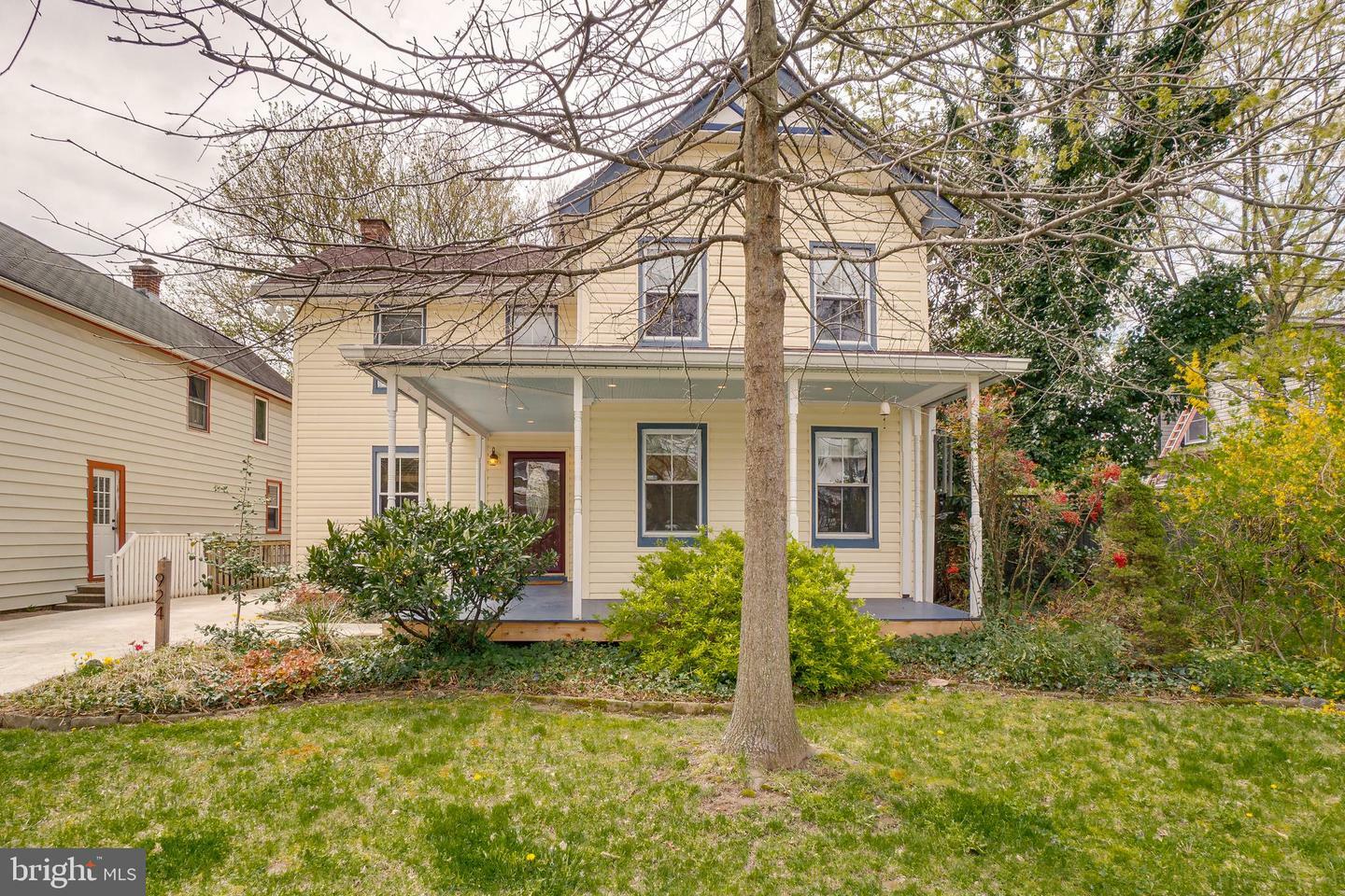 Property Photo:  924 Montgomery Street  MD 20707 