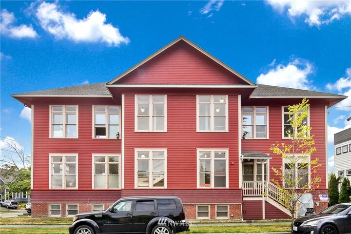 Property Photo:  1303  Astor Street 202  WA 98225 