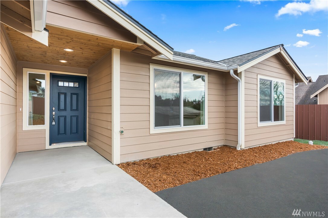 Property Photo: 418 Comet St C WA 98354