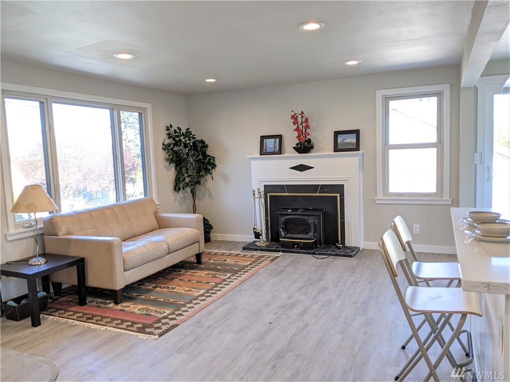 Property Photo: 3239 S 137th St WA 98168