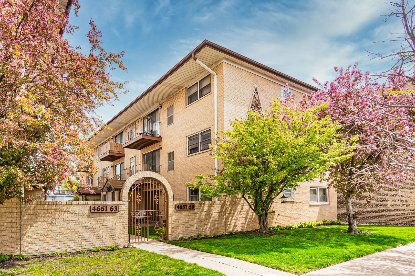 Property Photo:  4659 N Milwaukee Avenue 2C  IL 60630 