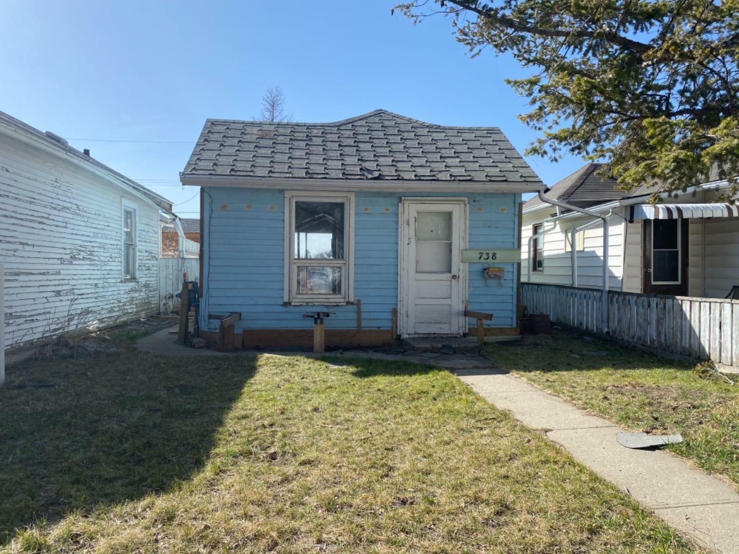 Property Photo: 738 12 Street N AB T1H 2H3