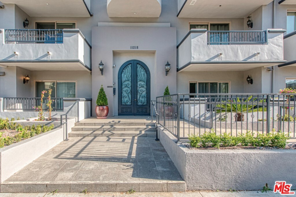 Property Photo: 11218 Camarillo Street 105 CA 91602