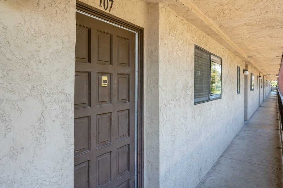 Property Photo:  4041 Oakcrest Dr 107  CA 92105 