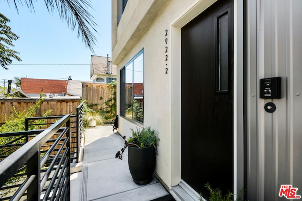 Property Photo:  2922 Rowena Avenue 2  CA 90039 