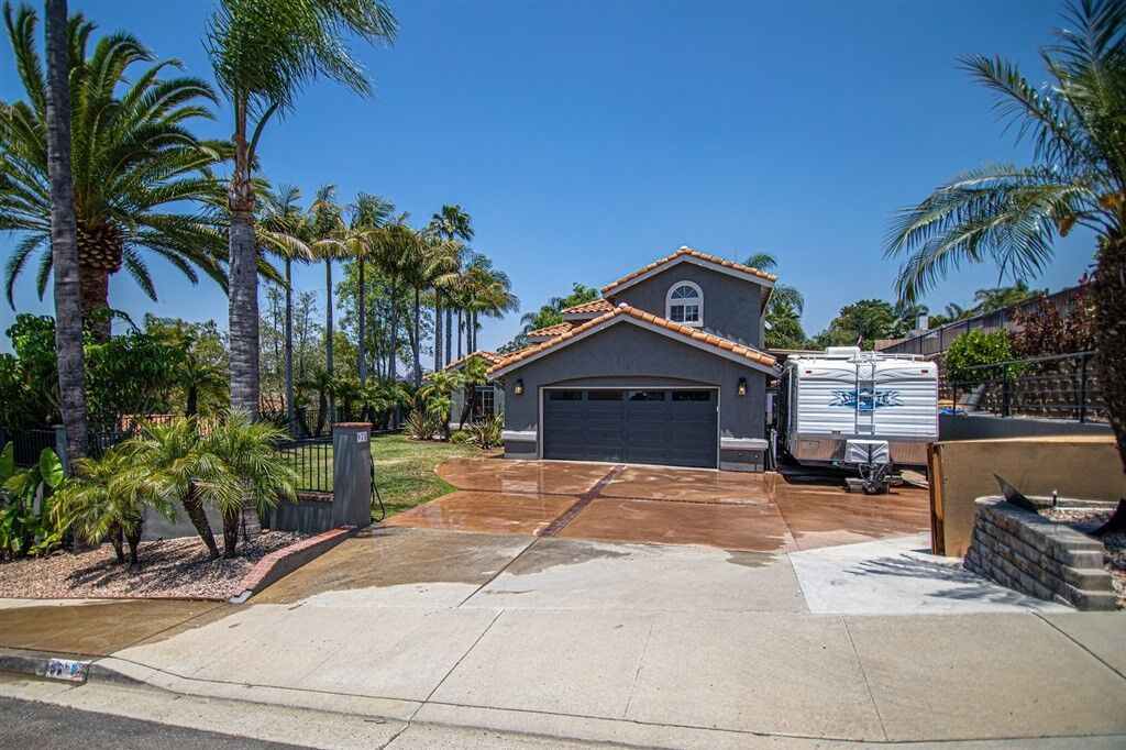 Property Photo: 978 Sierra Ct CA 92081