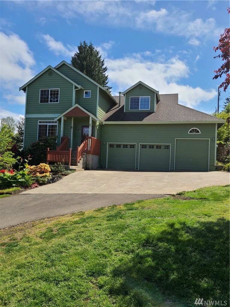 Property Photo:  1013 S 204th St  WA 98198 