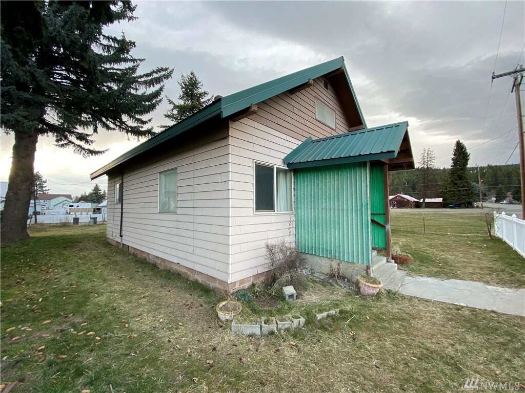 Property Photo:  203 E Columbia Ave  WA 98922 