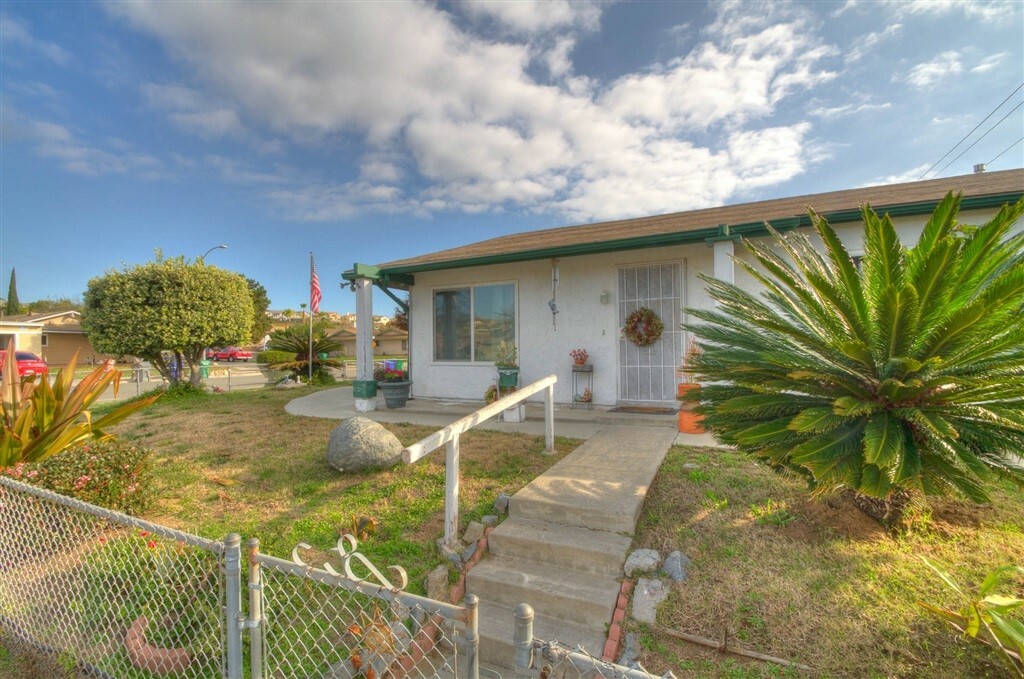 Property Photo: 5008 El Mirlo Dr CA 92057