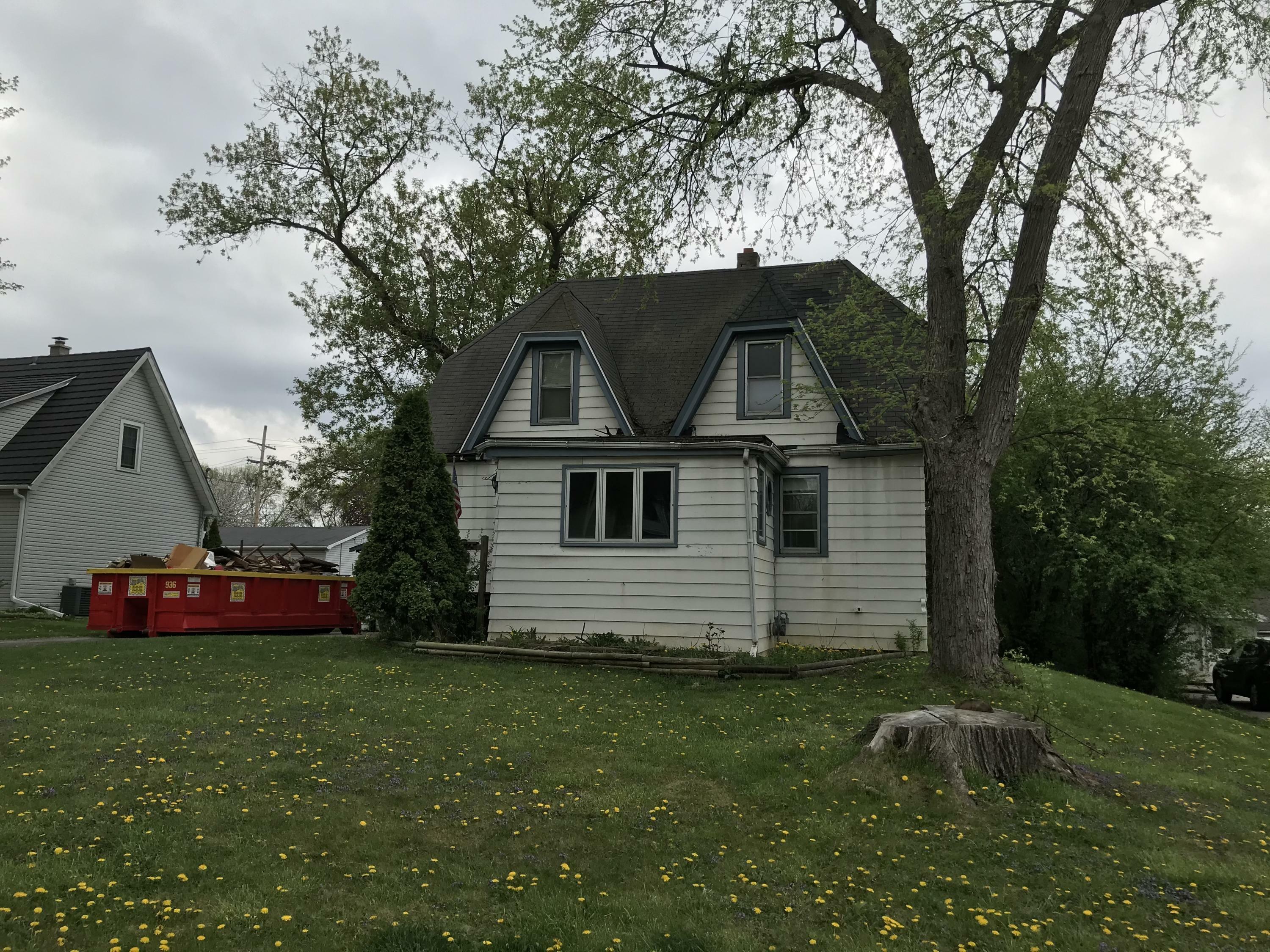 Property Photo: 10219 W Bungalow Pkwy WI 53214