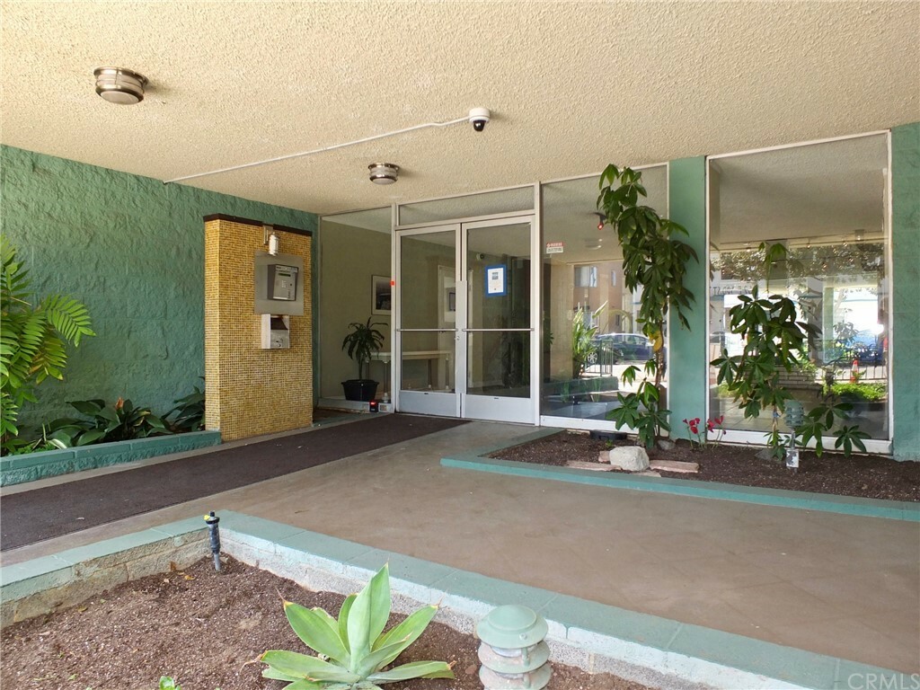 Property Photo: 1187 E 3rd Street 107 CA 90802