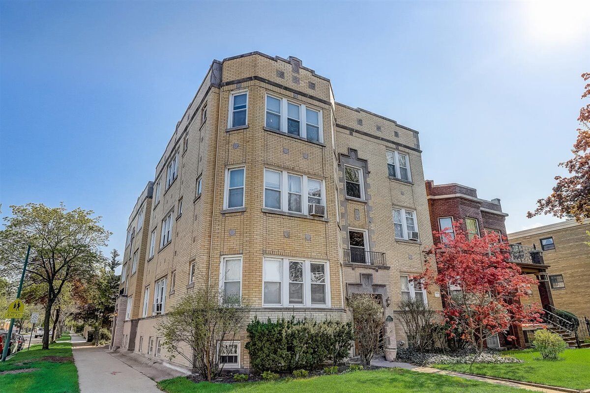 Property Photo: 2201 W Touhy Avenue 3 IL 60645