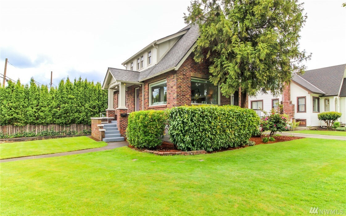 Property Photo:  1802 Main St  WA 98390 