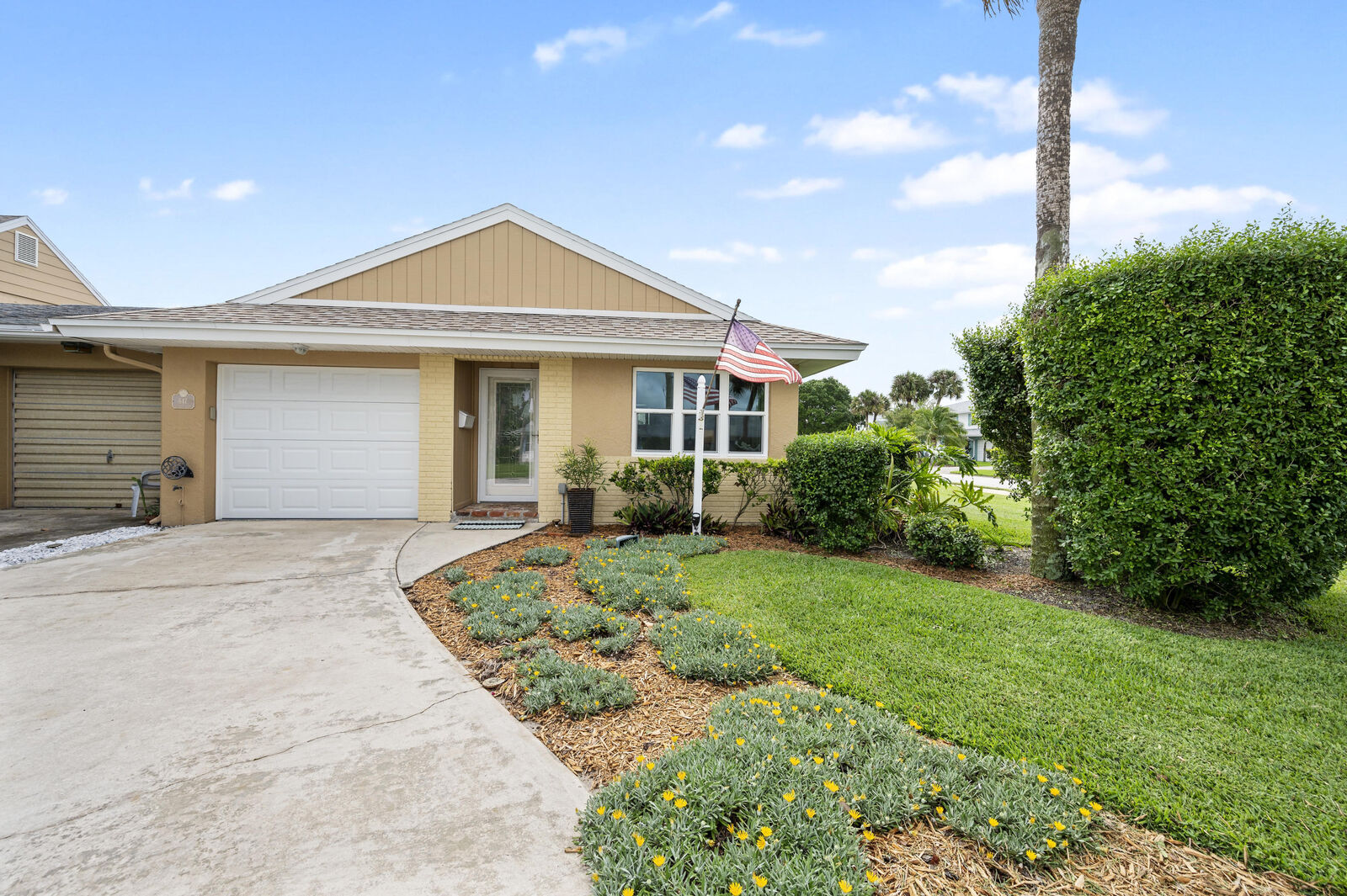 Property Photo: 647 Desoto Lane FL 32937
