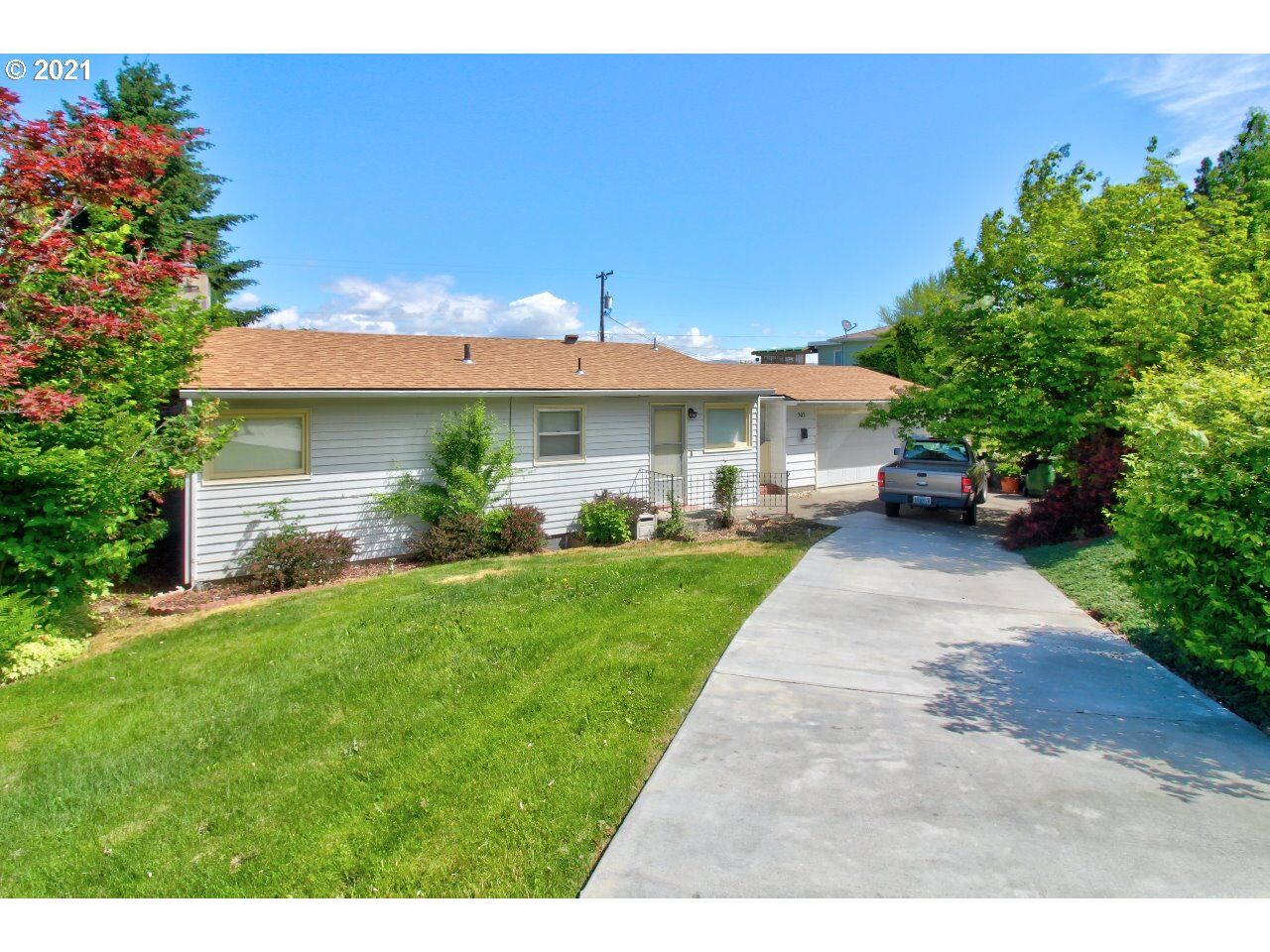 Property Photo: 303 W 20th St OR 97058