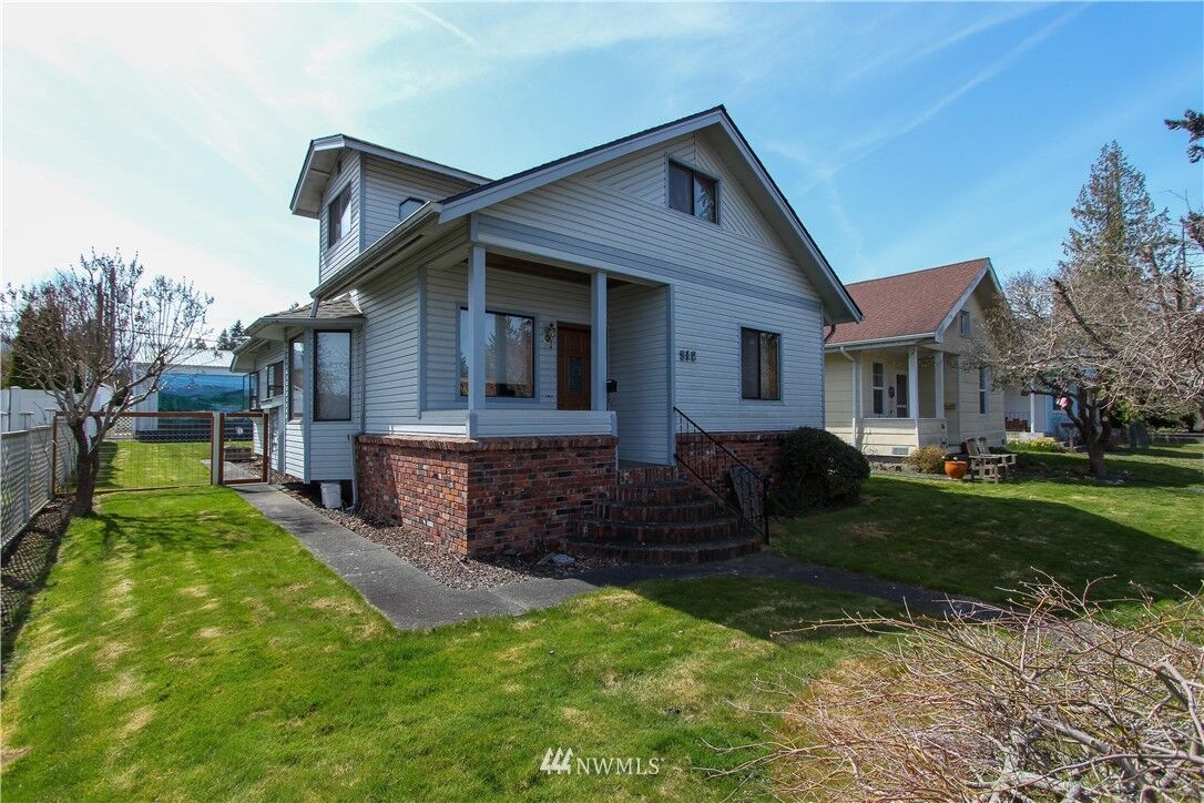 Property Photo:  312 W 10th Street  WA 98362 