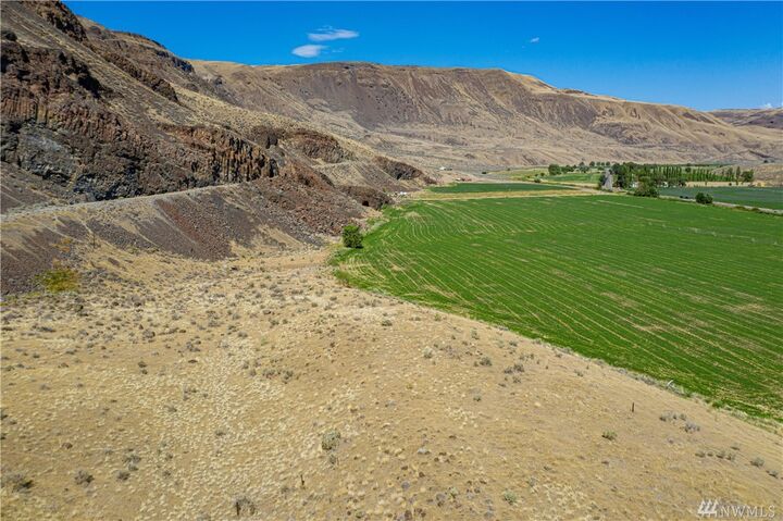 Property Photo:  102 Palisades Rd  WA 98845 