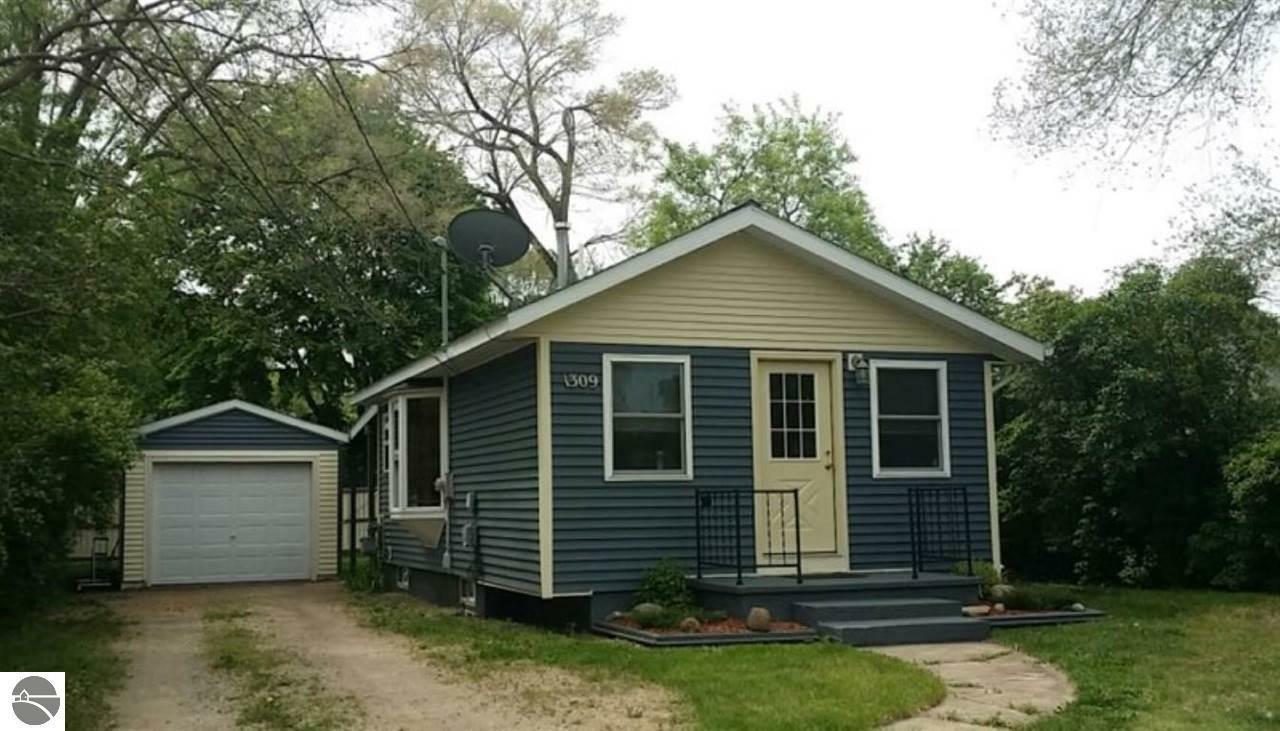 Property Photo:  1309 Upton Street  MI 48858 