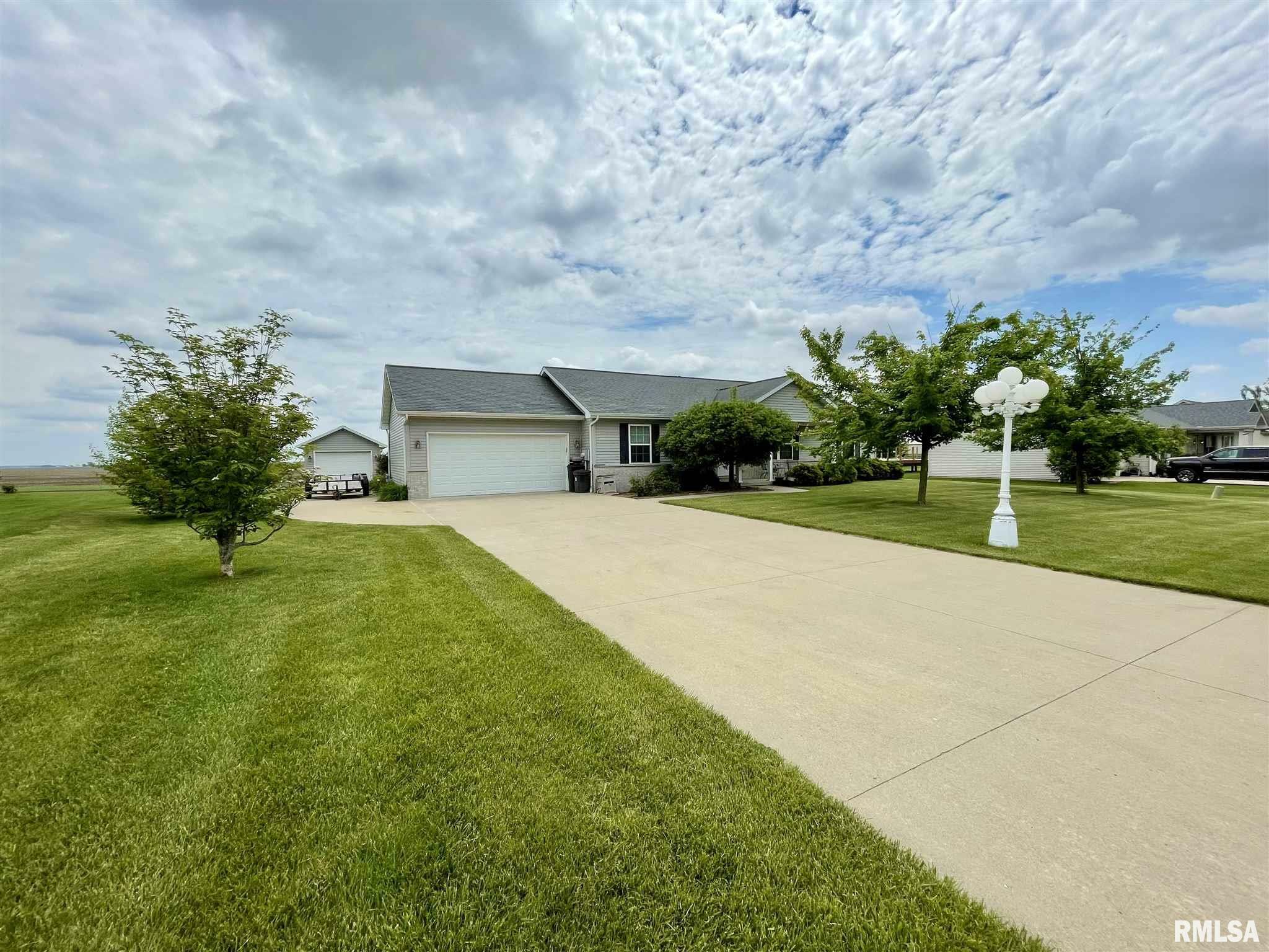 Property Photo:  300 N Perry  IL 61733 