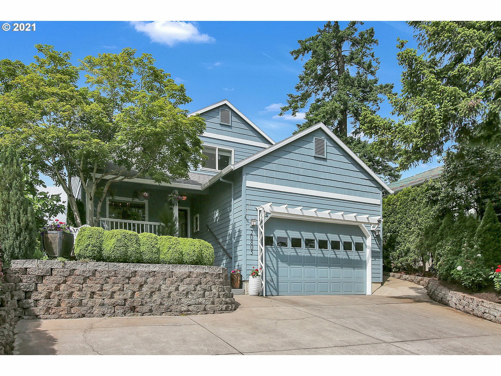 Property Photo: 20805 NE Interlachen Ln OR 97024