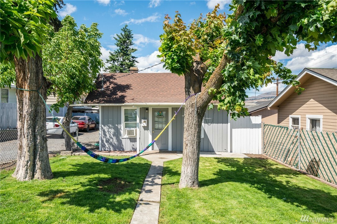 Property Photo:  330 Ferry St  WA 98801 