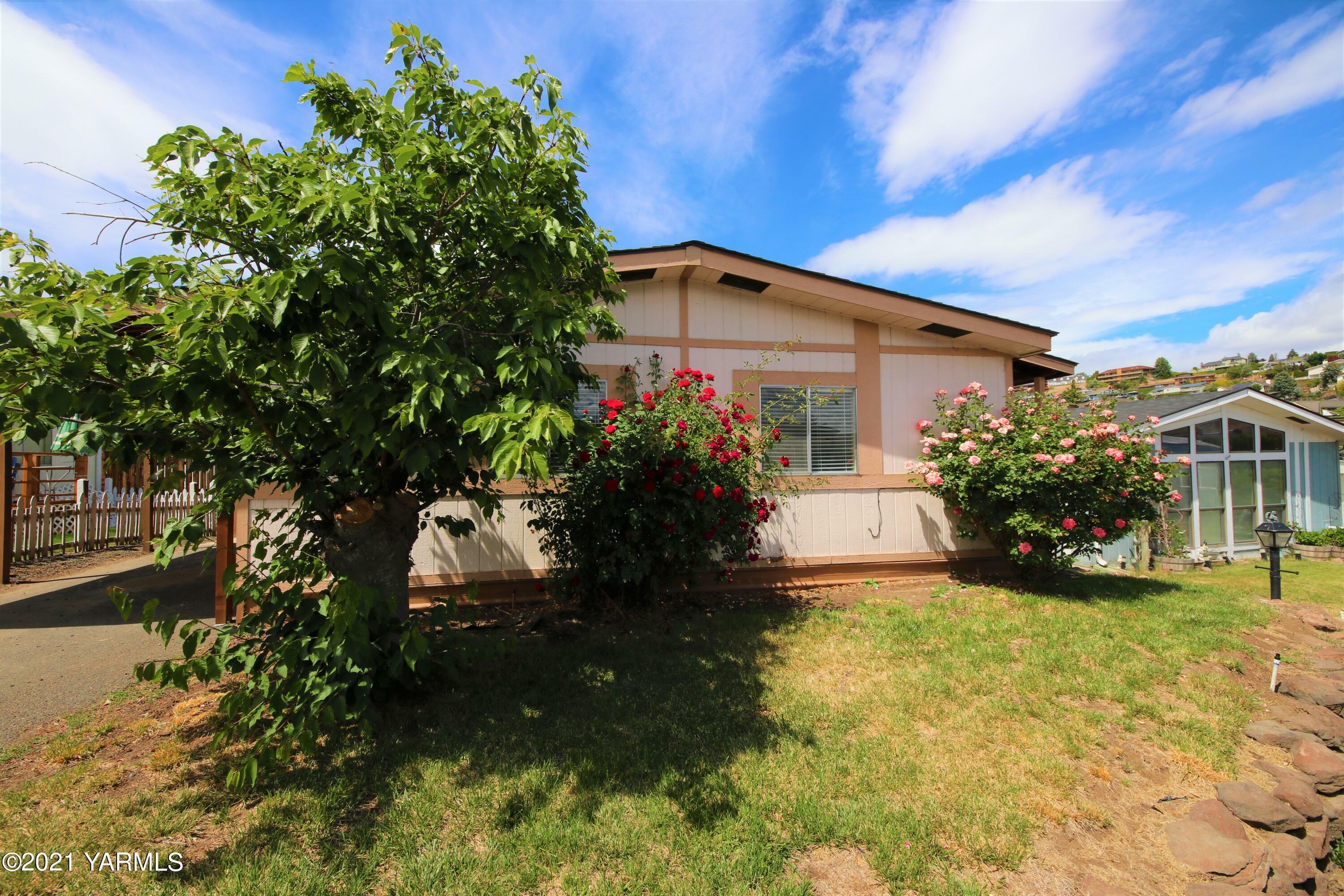 Property Photo: 802 N 40th Ave 42 WA 98908