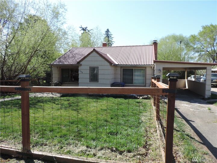 Property Photo:  308 W 10th Ave  WA 98926 