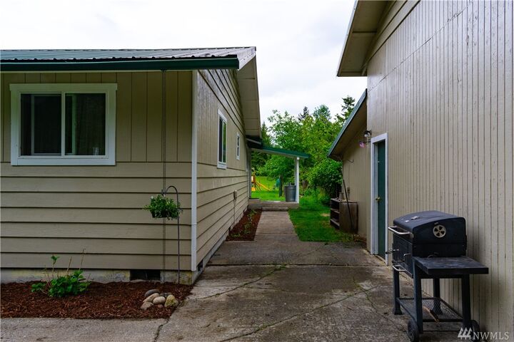 Property Photo: 15530 Runyon Rd SE WA 98576