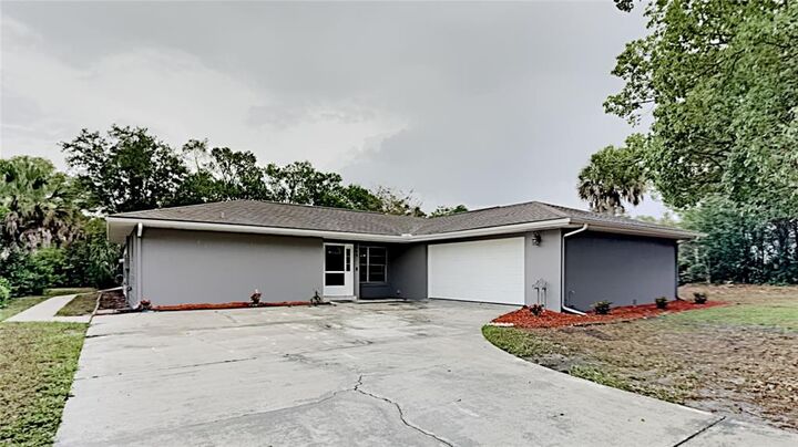 Property Photo:  1109 N Lakeshore Boulevard  FL 33853 