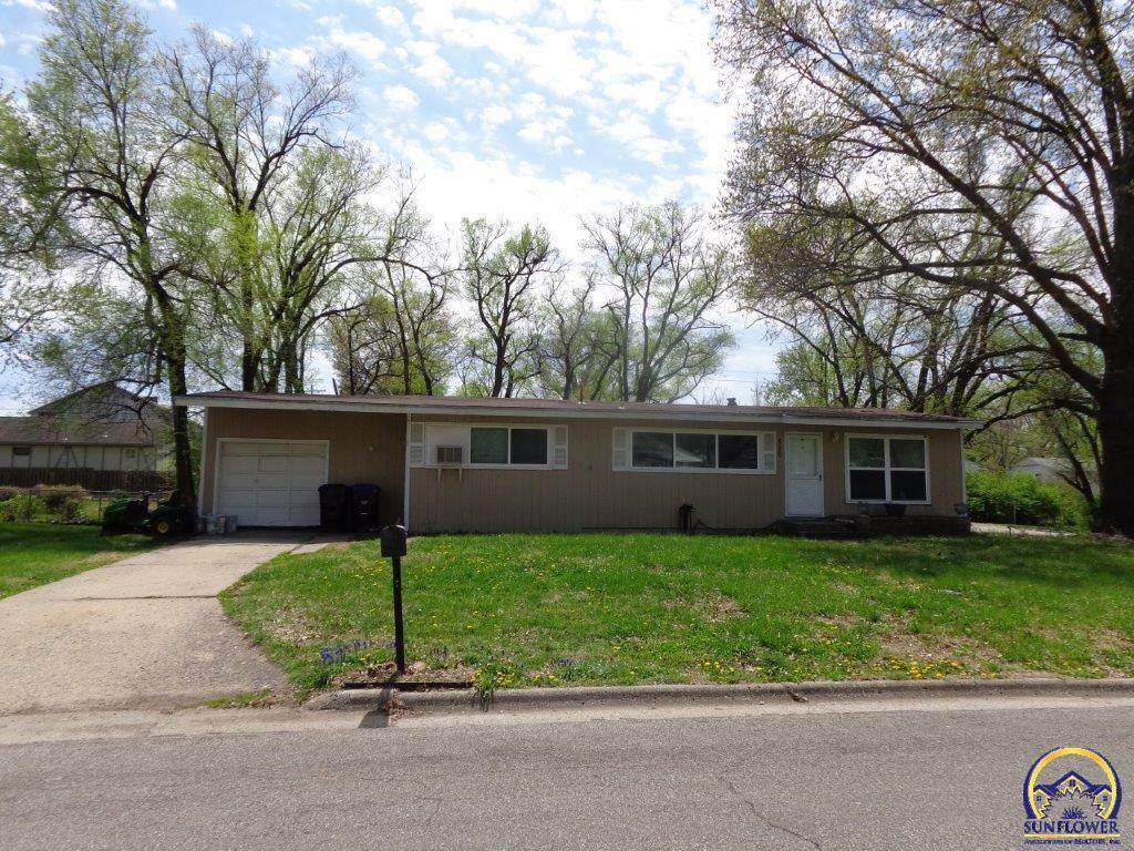 Property Photo:  1711 SW Tara Ave  KS 66611 