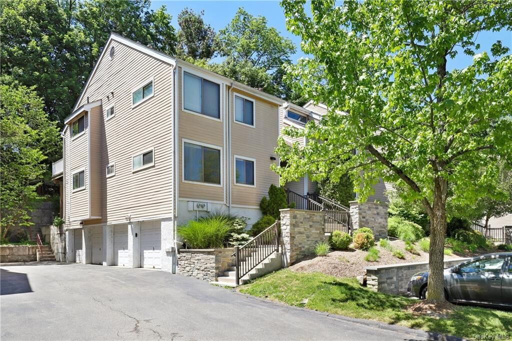 Property Photo:  160 Birchwood Close 160  NY 10514 