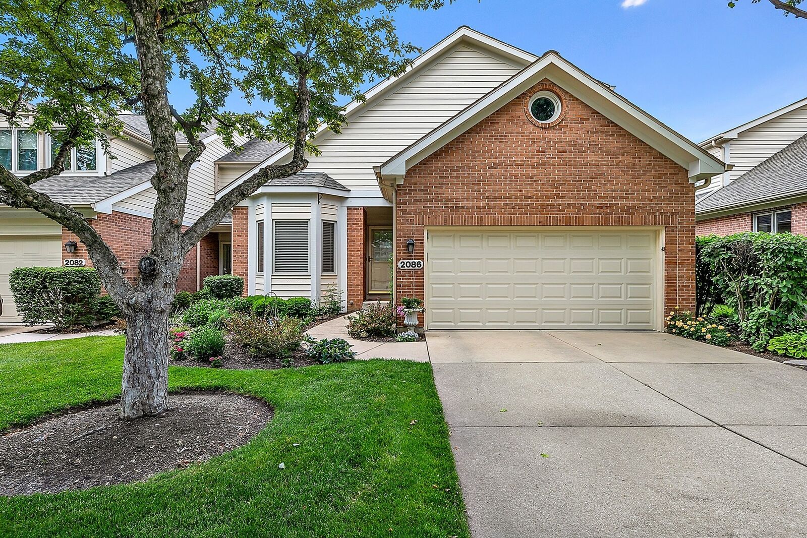 Property Photo: 2086 Hallmark Court 2086 IL 60187