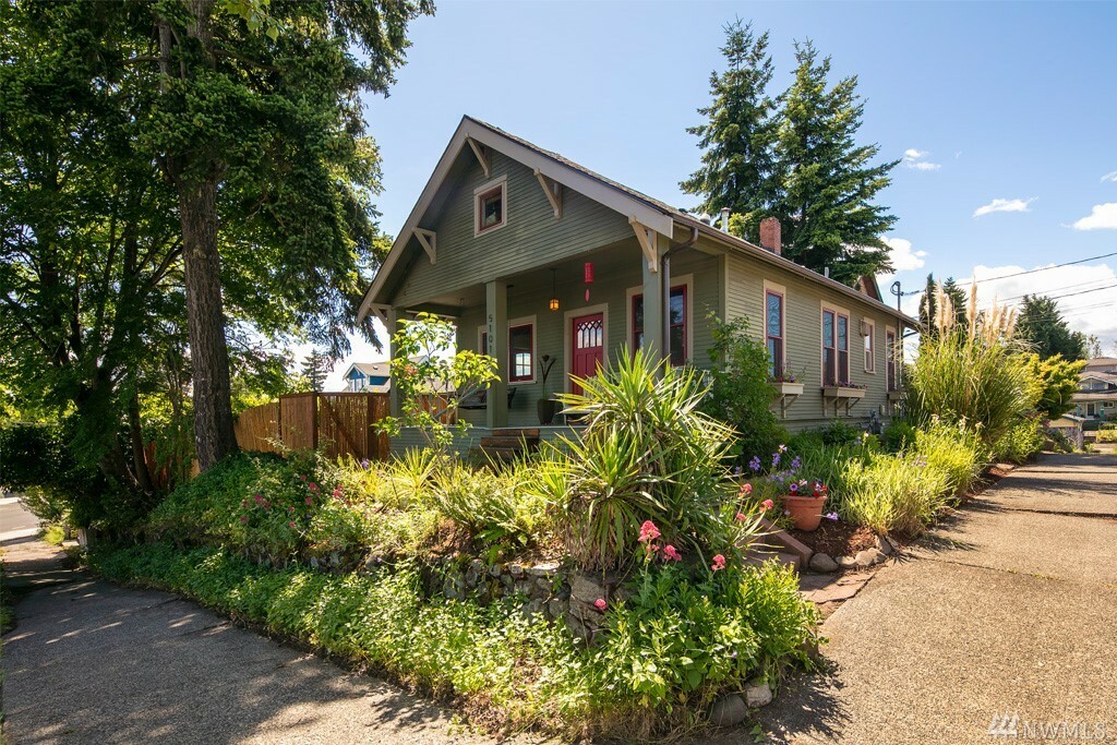 Property Photo:  5101 S Mayflower St  WA 98118 