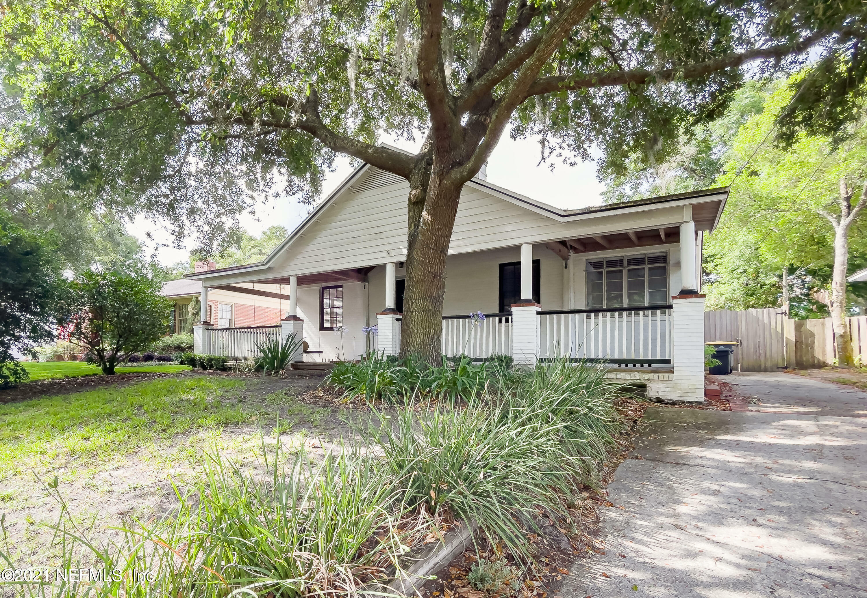 Property Photo:  1802 Kingswood Road  FL 32207 