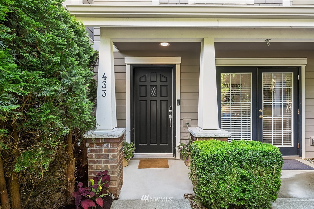 Property Photo: 433 Federal Avenue E WA 98102