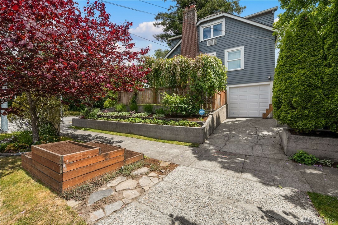 Property Photo: 703 N 80th St WA 98103