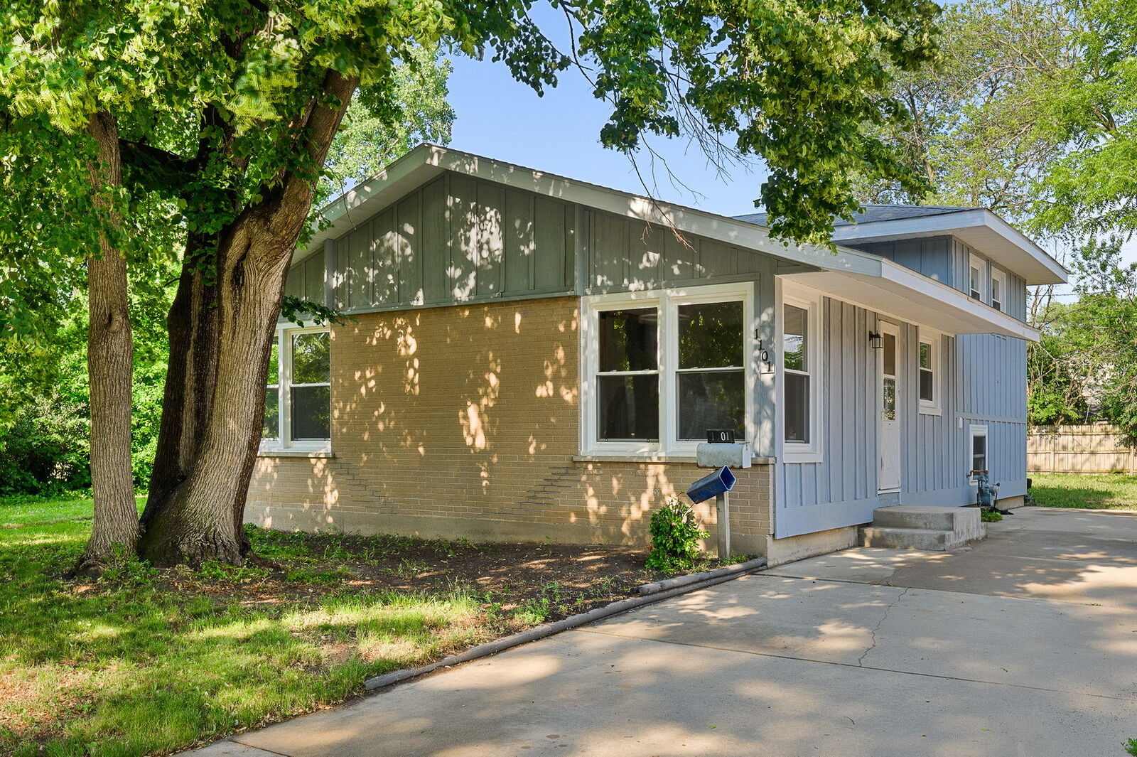 Property Photo:  1101 Bishop Street  IL 60185 