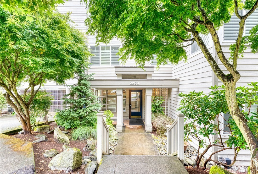 Property Photo:  2200 Thorndyke Ave W 207  WA 98199 