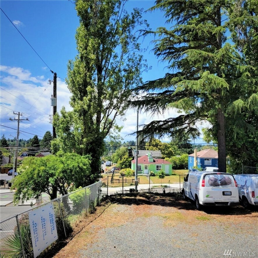 Property Photo:  10000 Greenwood Ave N  WA 98133 